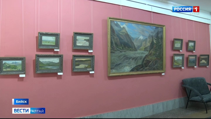 Выставка самого известного художника Бийска открылась в краеведческом музее наукограда