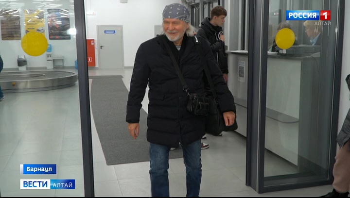 В Барнаул сегодня прилетел известный педагог по вокалу, композитор Владимир Коробка