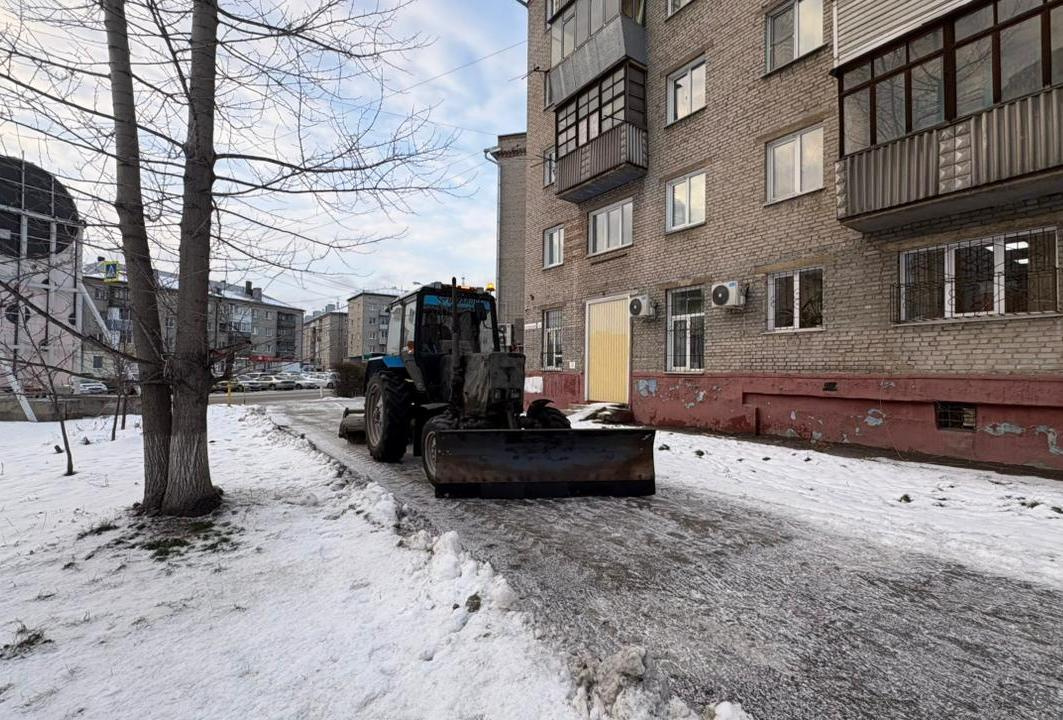Барнаульские дорожники продолжают борьбу с гололёдом