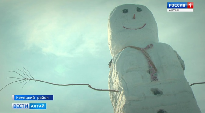 Алтайские школьники слепили гигантского трёхэтажного снеговика