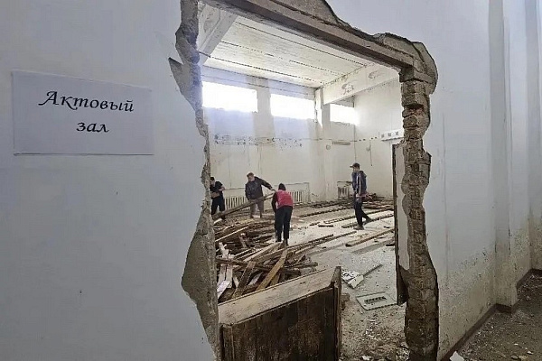 Условия обучения детей в проблемной школе проверила депутат АКЗС