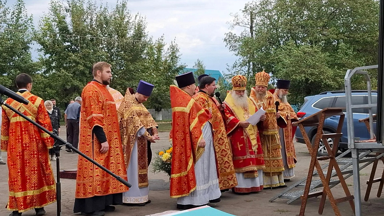 Литургия на месте страданий: митрополит Сергий совершил богослужение в посёлке Кировский, где когда-то был Чистюньлаг