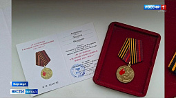 Ветерана ВОВ Людмилу Антропову из Барнаула наградили юбилейной медалью к 80-летию Победы