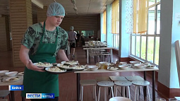 Совет женщин Бийска проверил, чем кормят детей в летних лагерях