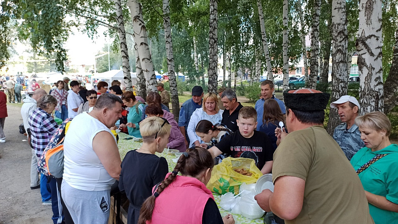 В Солтоне впервые провели медовый фестиваль, чтобы помочь пчеловодам со сбытом продукции