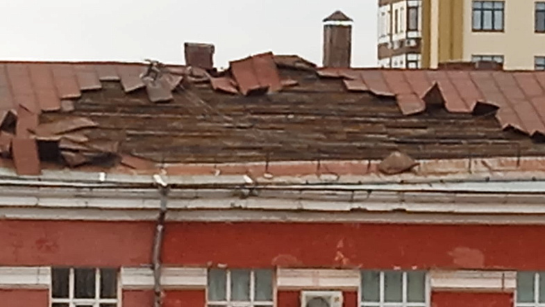 Последствия урагана на Алтае 19 ноября: сильный ветер срывает кровли домов, валит деревья