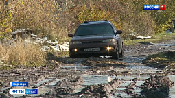 В Лебяжьем из-за бездорожья посреди улицы застряли скорая помощь и пожарная машина