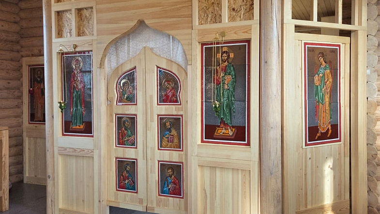 Уникальный иконостас создала команда российских художников-эмальеров в рамках культурно-просветительского проекта «Русская Сибирь»