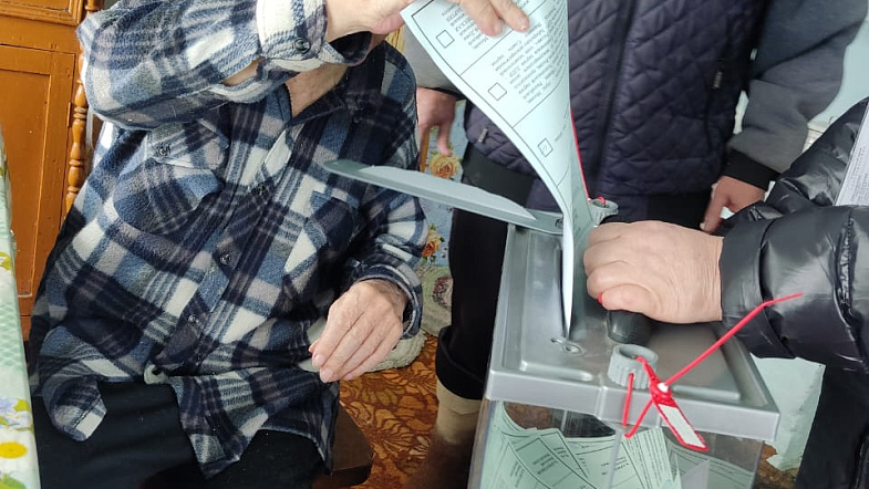 Второй день выборов в Алтайском крае: люди идут голосовать семьями и коллективами