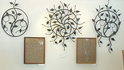 Стены галереи «Универсум» в АлтГУ украсили стальные цветы и глиняные вазы