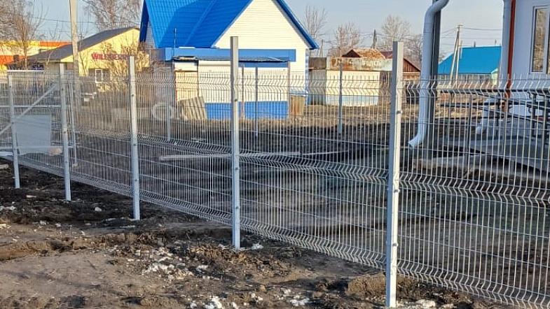 Жители Калманского района жалуются на грязь вокруг новой больницы