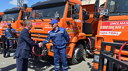 Власти Барнаула приобрели новую технику для уборки улиц