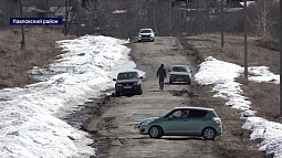 Почти четыре километра разбитой дороги ведут к дачам в пригороде Барнаула