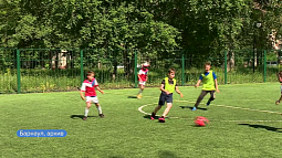 Барнаульских детей и подростков приглашают бесплатно заняться футболом с сегодняшнего дня