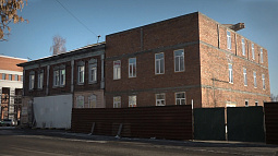 В историческом центре Бийска появился незаконный пристрой к памятнику архитектуры