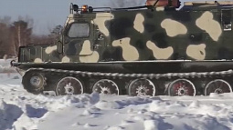 В честь 23 февраля рубцовские девушки сели за руль вездехода и проехали по бездорожью