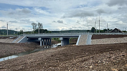 В Солтонском районе запустили движение по мосту, расположенному рядом с Мунайским разрезом