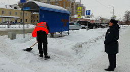 В Барнауле к борьбе со снегом и гололёдом привлекли должников по алиментам