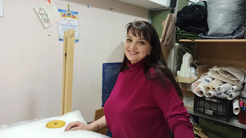 В Барнауле женщины-волонтёры шьют удобную одежду для раненых участников СВО