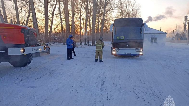 Пассажирский автобус из Казахстана замёрз на трассе в Алтайском крае