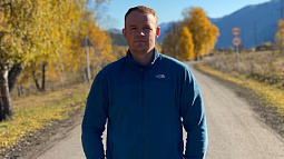 «На одно уничтоженное дерево – посадить два»: как житель Заринска делает город вечнозелёным