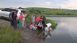 Алтайский пруд Айчёнок заселили ценными породами рыб