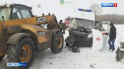 Карета скорой помощи столкнулась с трактором в Тюменцевском районе