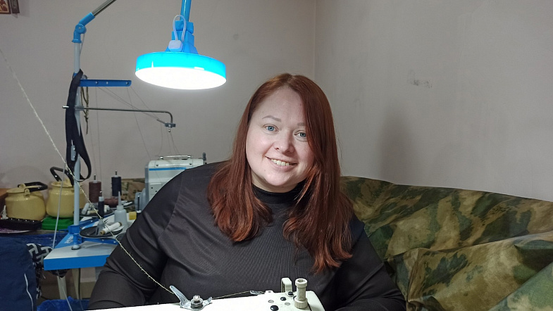 В Барнауле женщины-волонтёры шьют удобную одежду для раненых участников СВО