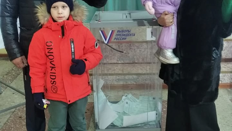 Фоторепортаж: Алтайский край голосует за президента