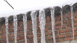 Барнаульская мэрия проверила состояние тротуаров и крыш многоэтажек на наличие наледи