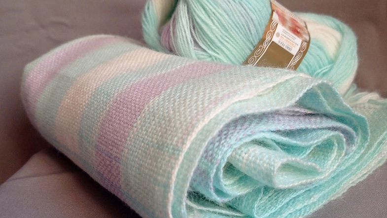 Жительница Тогульского района научилась ткать шарфы и палантины и теперь продаёт их по всему миру 