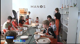 В Барнауле для многодетных и семей участников СВО проводят бесплатные мастер-классы по гончарному мастерству