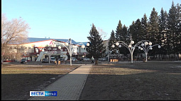 В Бийске в одном из микрорайонов уже установили новогоднюю ёлку