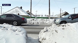В Рубцовске дорожники заваливают снегом обочины