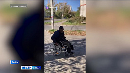 В Бийске местный житель подарил инвалидную коляску маломобильному человеку