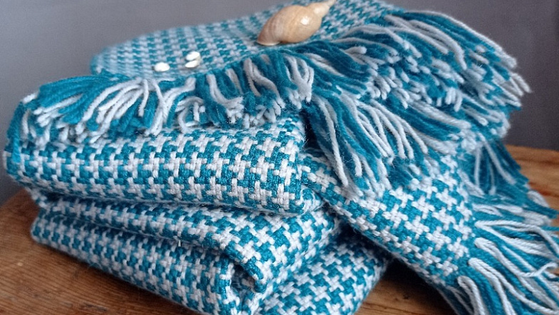 Жительница Тогульского района научилась ткать шарфы и палантины и теперь продаёт их по всему миру 