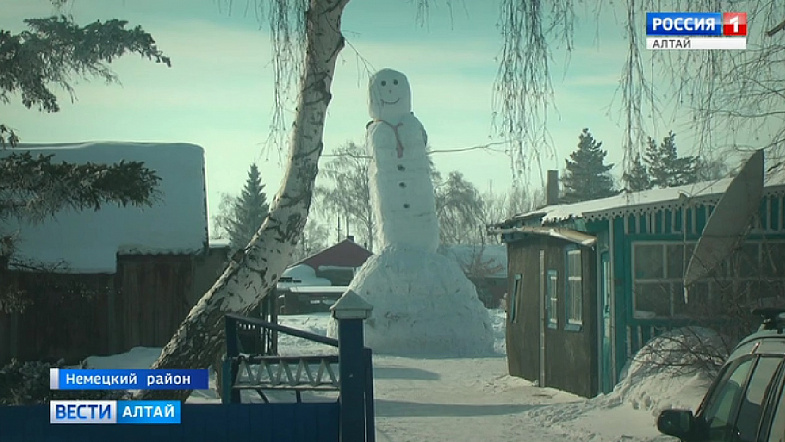 Алтайские школьники слепили гигантского трёхэтажного снеговика