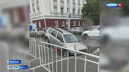 На парковке около АлтГУ и краевого правительства провалился асфальт