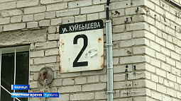 Из-за прохудившейся крыши в квартирах барнаульцев поселились стойкие влажность и плесень