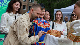 У памятника Шукшину в Барнауле открыли всероссийский фестиваль «Шукшинские дни на Алтае»