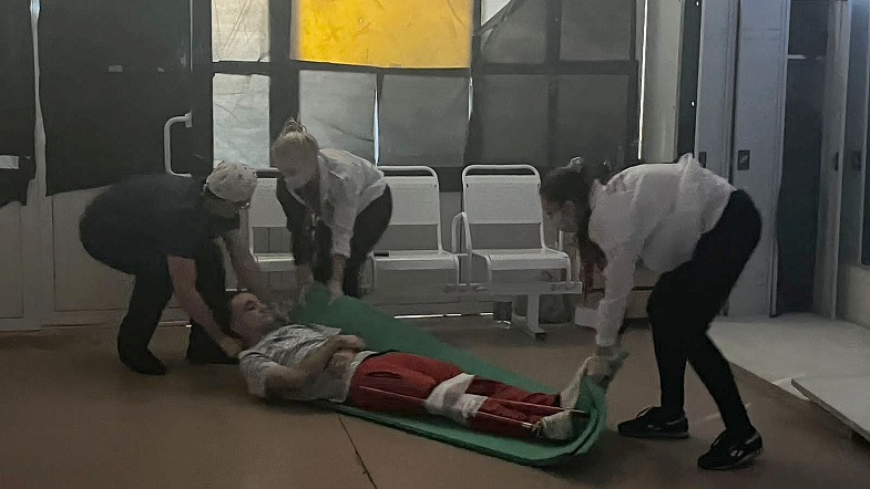 Барнаульские студенты-медики успешно приняли роды на борту самолёта