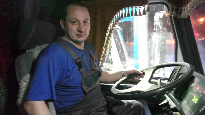 «Поживите в нашей шкуре»: барнаульские дорожники ежедневно выходят в ночную смену, чтобы скорее убрать снег