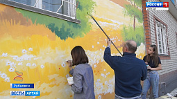 В Рубцовске на стене библиотеки появилась цветочная поляна