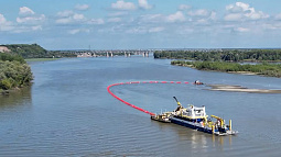 Размером с 4-этажный дом – самый крупный земснаряд в регионе спасает речное судоходство по Оби