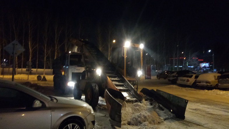 «Поживите в нашей шкуре»: барнаульские дорожники ежедневно выходят в ночную смену, чтобы скорее убрать снег