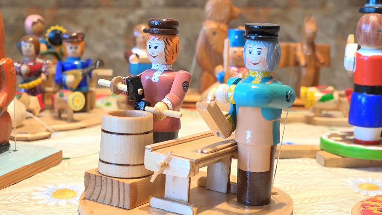 Алтайский умелец создаёт удивительные подвижные игрушки из дерева