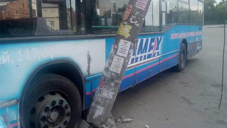 В Барнауле пассажирский автобус, стоявший на парковке, дал газу и снёс столб