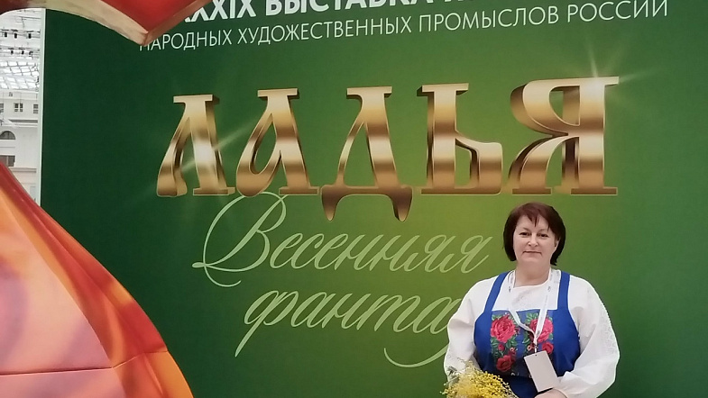 Павлопасадские платки, доставшиеся в наследство, помогли жительнице Кытманово победить во всероссийском конкурсе