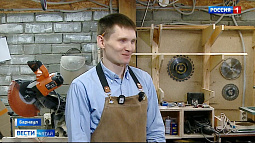 Благодаря соцконтракту экономист из Барнаула стал успешно мастерить из дерева