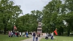 2000 цветов возложили русские немцы на могилы советских воинов в Дрездене